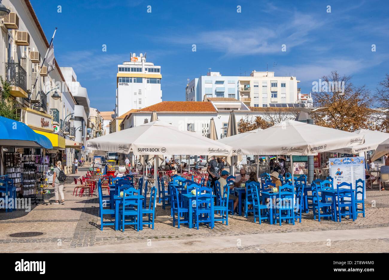 Café en plein air dans la vieille ville de Portimao dans le district de Faro de l'Algarve au Portugal Banque D'Images