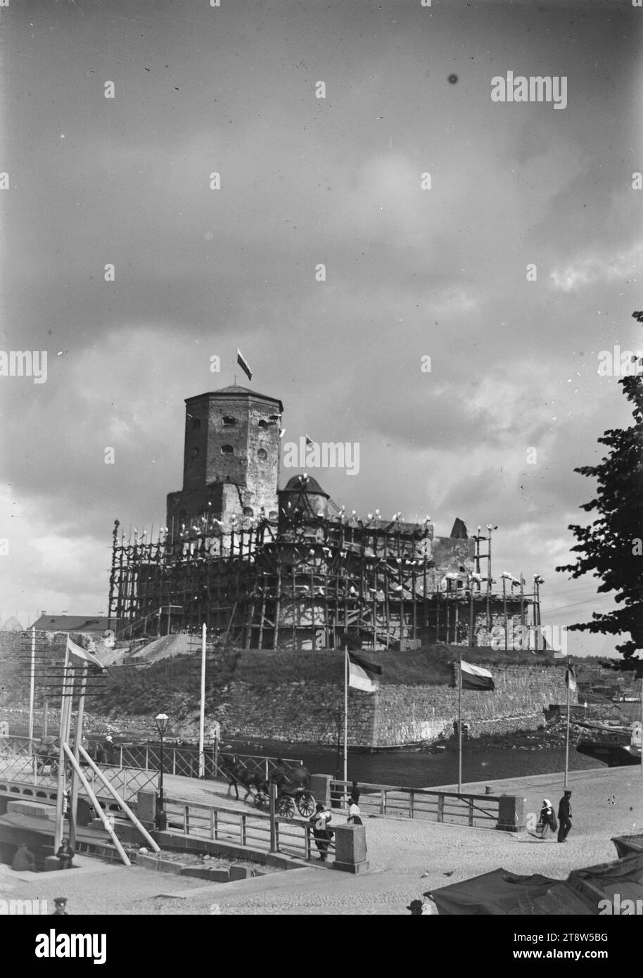 Hugo Simberg, 24.6,1873, Hamina, 12.7,1917, Ähtäri, Château de Vyborg lors de la visite de l'empereur russe Alexandre III, 1891, 164 × 119 mm, empereur, château, drapeau, échafaudage, pont, visite, Vyborg - travail : église de Myrskylä, Illustration de l'œuvre Finlande framställdt i teckningar Banque D'Images