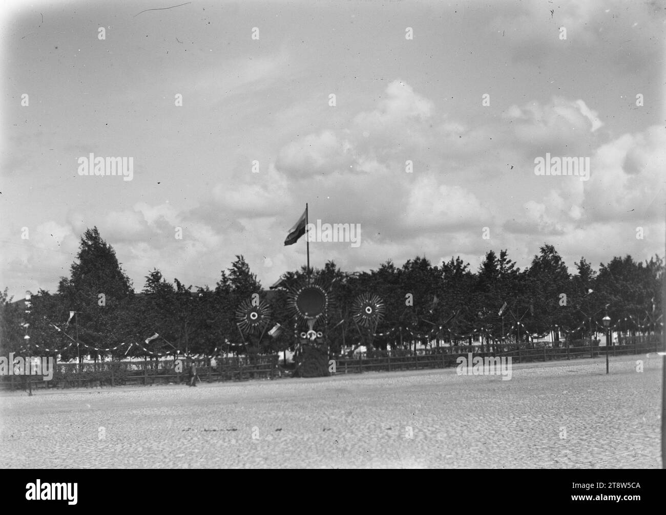 Hugo Simberg, 24.6,1873, Hamina, 12.7,1917, Ähtäri, vue de la place Vyborg, peut-être lors de la visite de l'empereur russe Alexandre III, 1890, 119 × 164 mm, carré, empereur, fleur, drapeau, parc, visite, Vyborg - travail : Heinola Banque D'Images