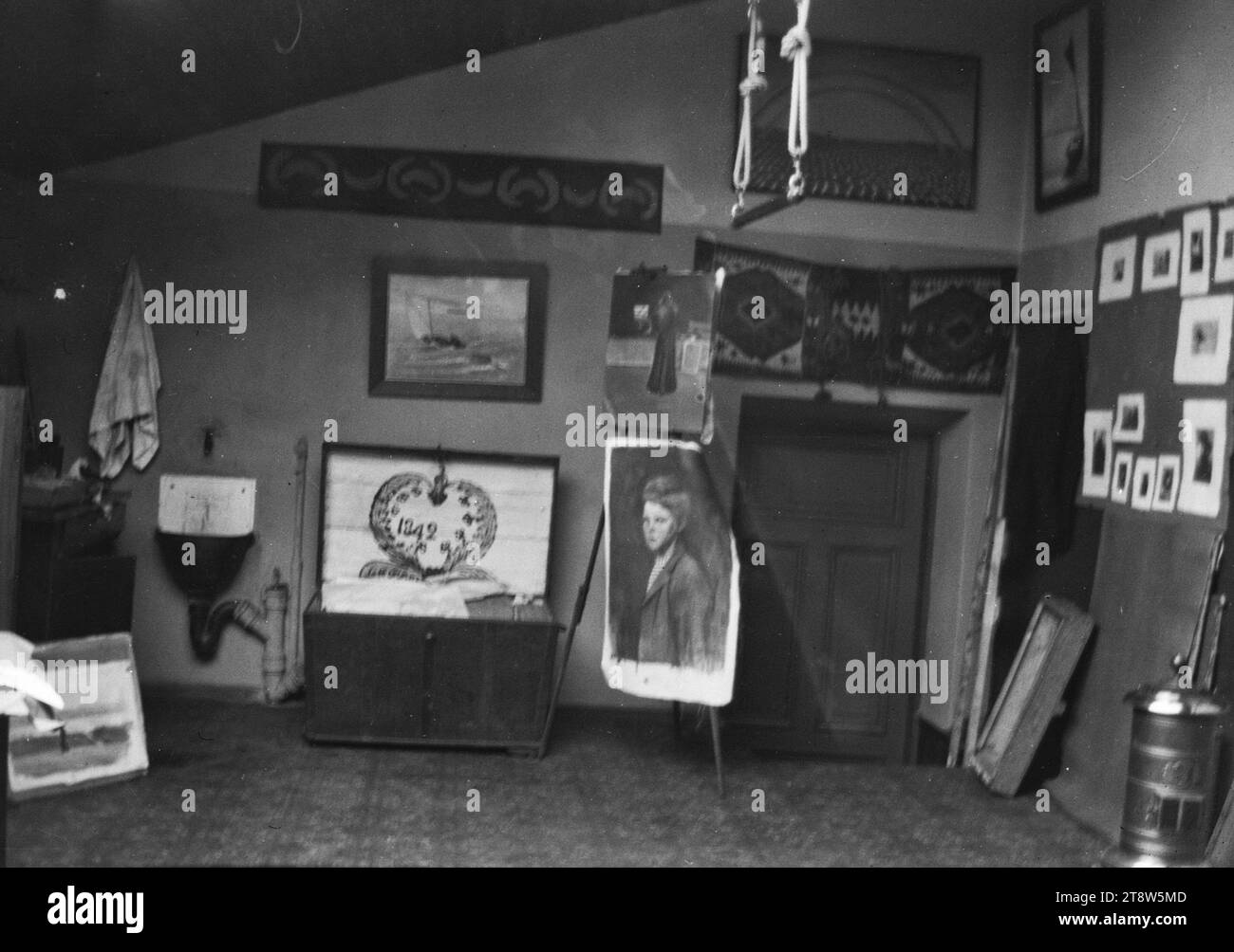 Hugo Simberg, 24.6,1873, Hamina, 12.7,1917, Ähtäri, Hugo Simberg's studio à Rikhardinkatu, 1902, 55 × 82 mm, bassin, coffre, studio, arts graphiques, ange blessé, Helsinki, fenêtre, intérieur, poêle en fer, toit, peinture - travail : nature morte Banque D'Images