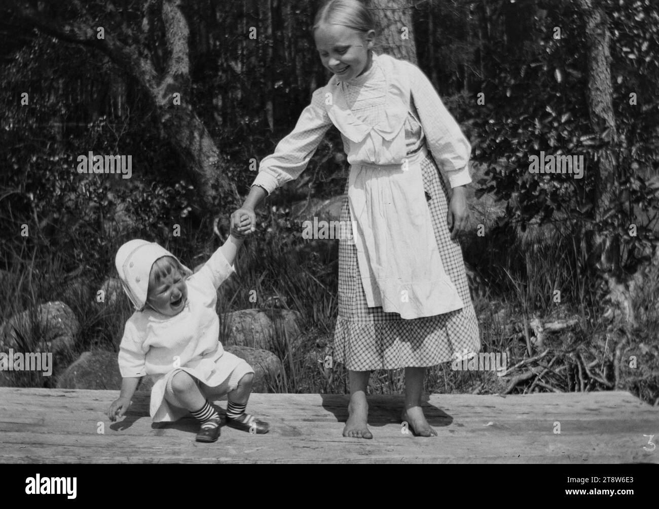 Hugo Simberg, 24.6,1873, Hamina, 12.7,1917, Ähtäri, Tom Simberg et assistante maternelle à la jetée de Selkäranta, 1913, 56 × 82 mm, enfant, assistante maternelle, Niemenlautta, jetée en bois, yevo Banque D'Images