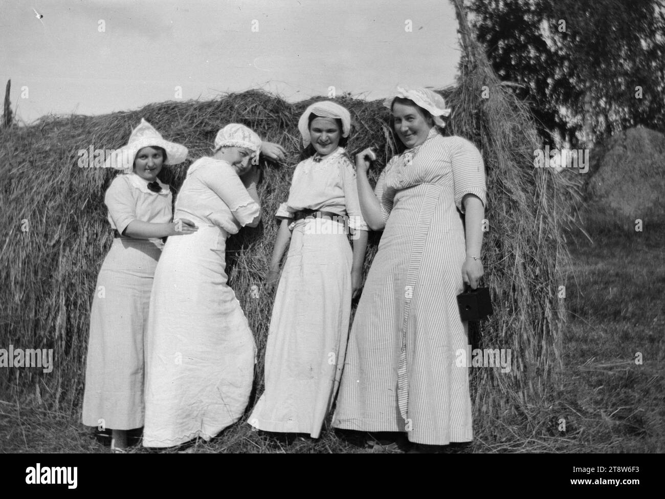 Hugo Simberg, 24.6,1873, Hamina, 12.7,1917, Ähtäri, Maigo, Elma, Erna et Elsa Simberg posant devant la balle de foin, 1914, 56 × 82 mm, fenaison, fenaison, caméra, Niemenlautta, yevo - travail : Vierge Marie, d'après El Greco Banque D'Images