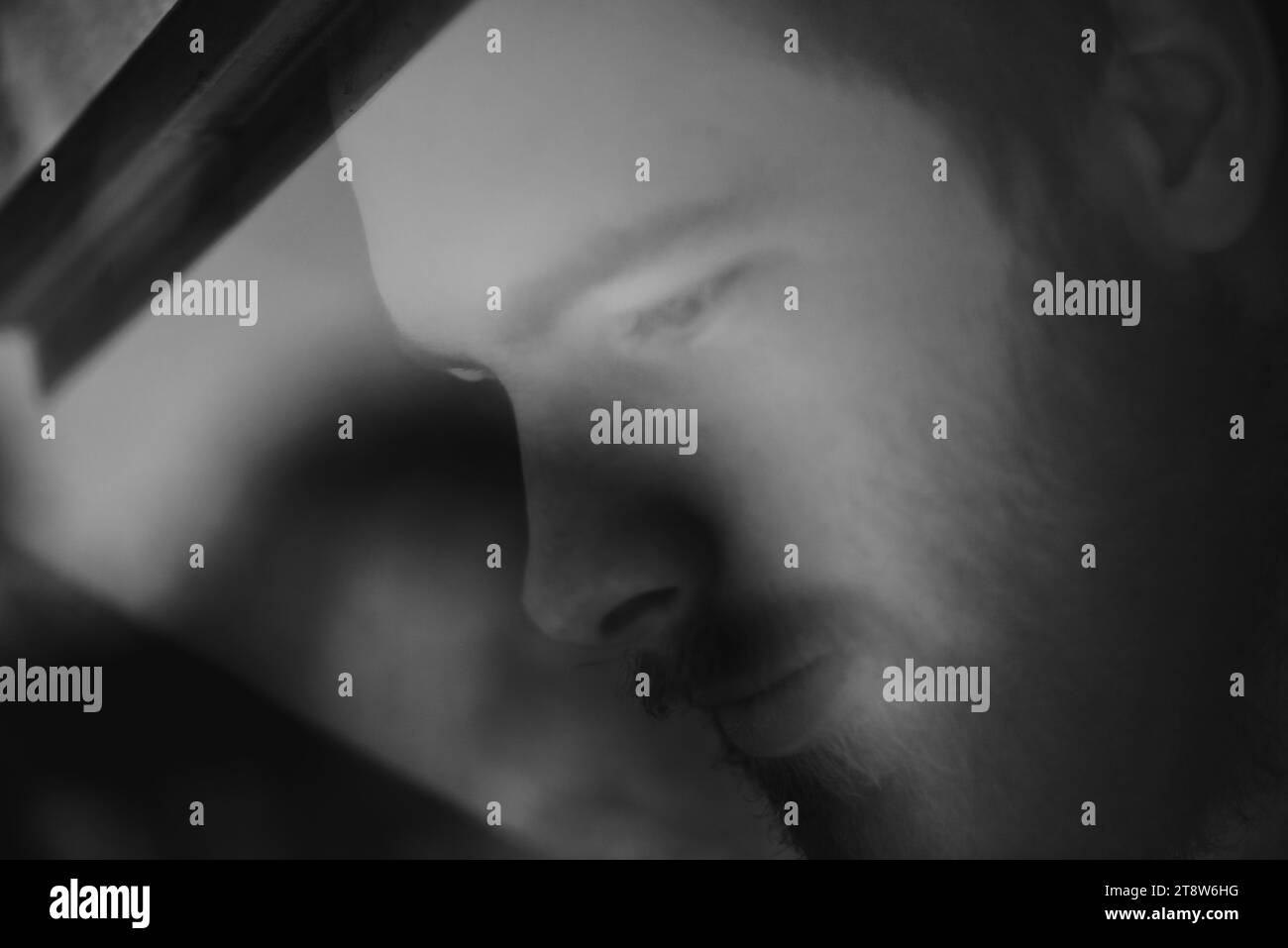 Homme, fenêtre et pensée avec mémoire, profil et réflexion avec monochrome et noir et blanc. Personne masculine, idées et santé mentale avec problème Banque D'Images