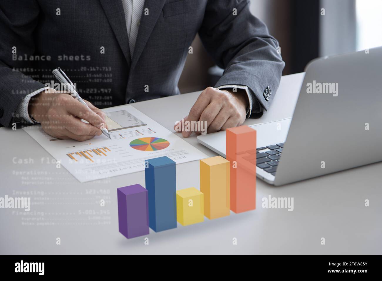 Busienessman avec graphique à barres tridimensionnel sur le bureau examinant les États financiers pour le rendement de l'entreprise et le retour sur investissement Banque D'Images