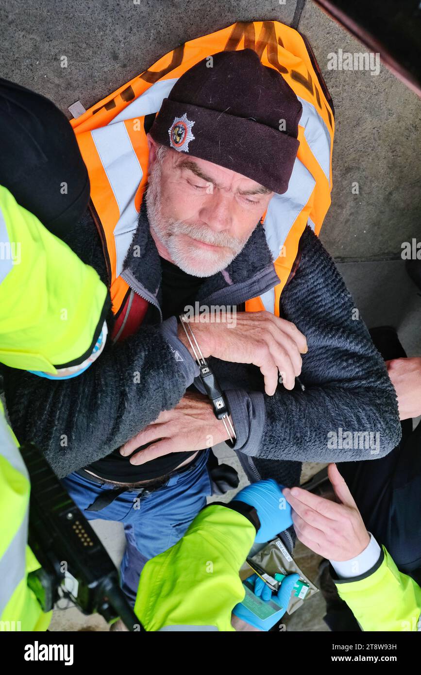 Londres, Royaume-Uni. 21 novembre 2023. Un groupe de militants de Just Stop Oil ont été arrêtés quelques instants après avoir pris la route pour mener une marche lente à travers Whitehall. Le groupe, exigeant que le gouvernement britannique cesse d'autoriser de nouveaux projets de gaz et de combustibles fossiles, a commencé de nouvelles marches lentes quotidiennes. Crédit : Photographie de onzième heure / Alamy Live News Banque D'Images