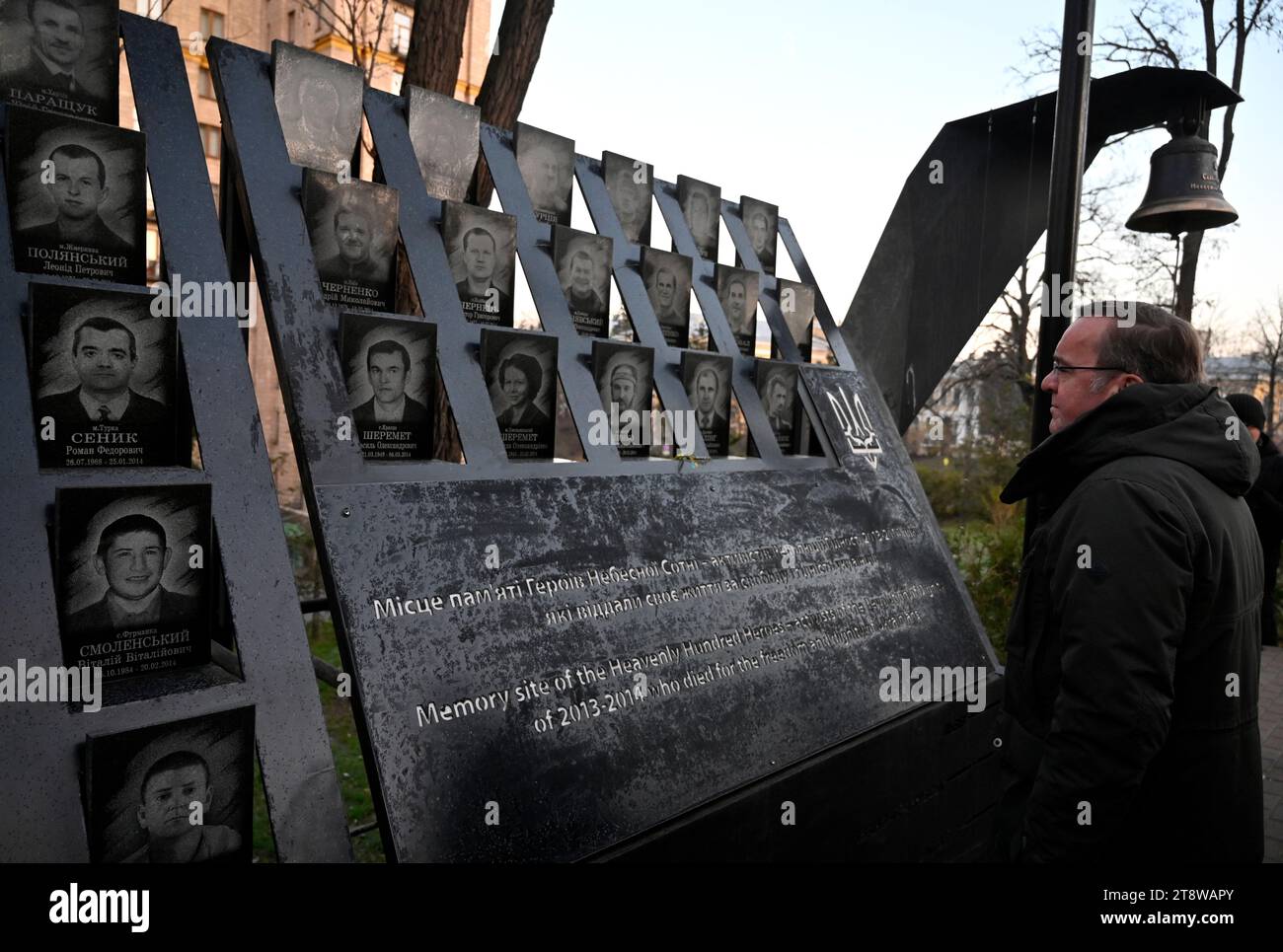 Kiev, Ukraine. 21 novembre 2023. Le ministre allemand de la Défense Boris Pistorius a rendu hommage à ceux qui ont été tués pendant la Révolution de la dignité sur l'allée des héros des cent célestes à Kiev. Crédit : SOPA Images Limited/Alamy Live News Banque D'Images