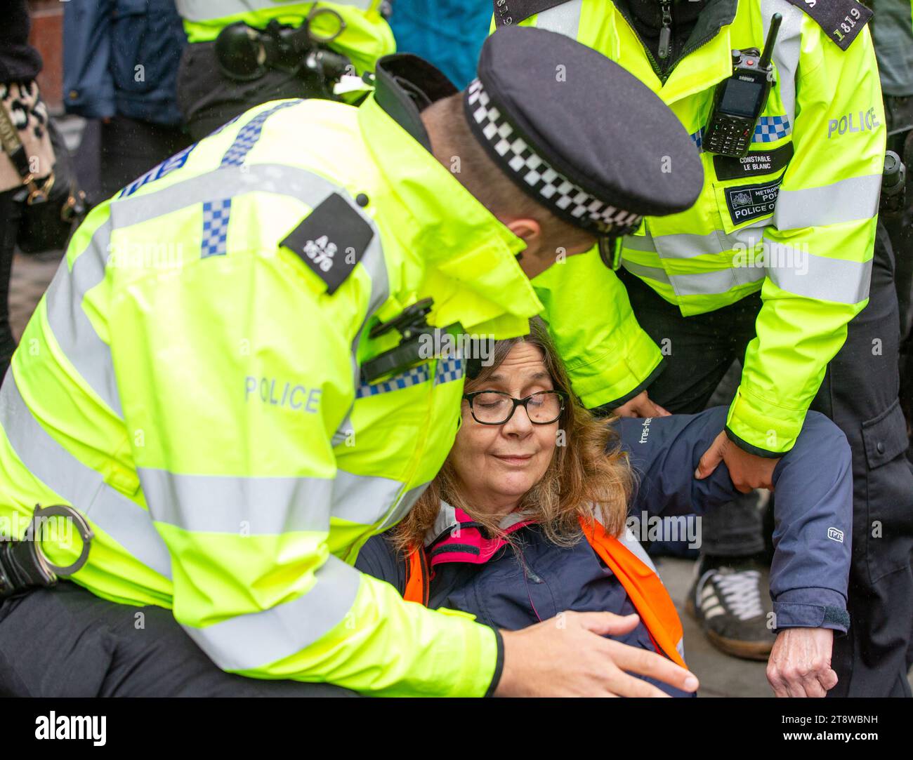 Londres, Royaume-Uni. 21 novembre 2023. Arrêtez les manifestants pétroliers à Whitehall où ils commencent à manifester et sont arrêtés crédit : Richard Lincoln/Alamy Live News Banque D'Images