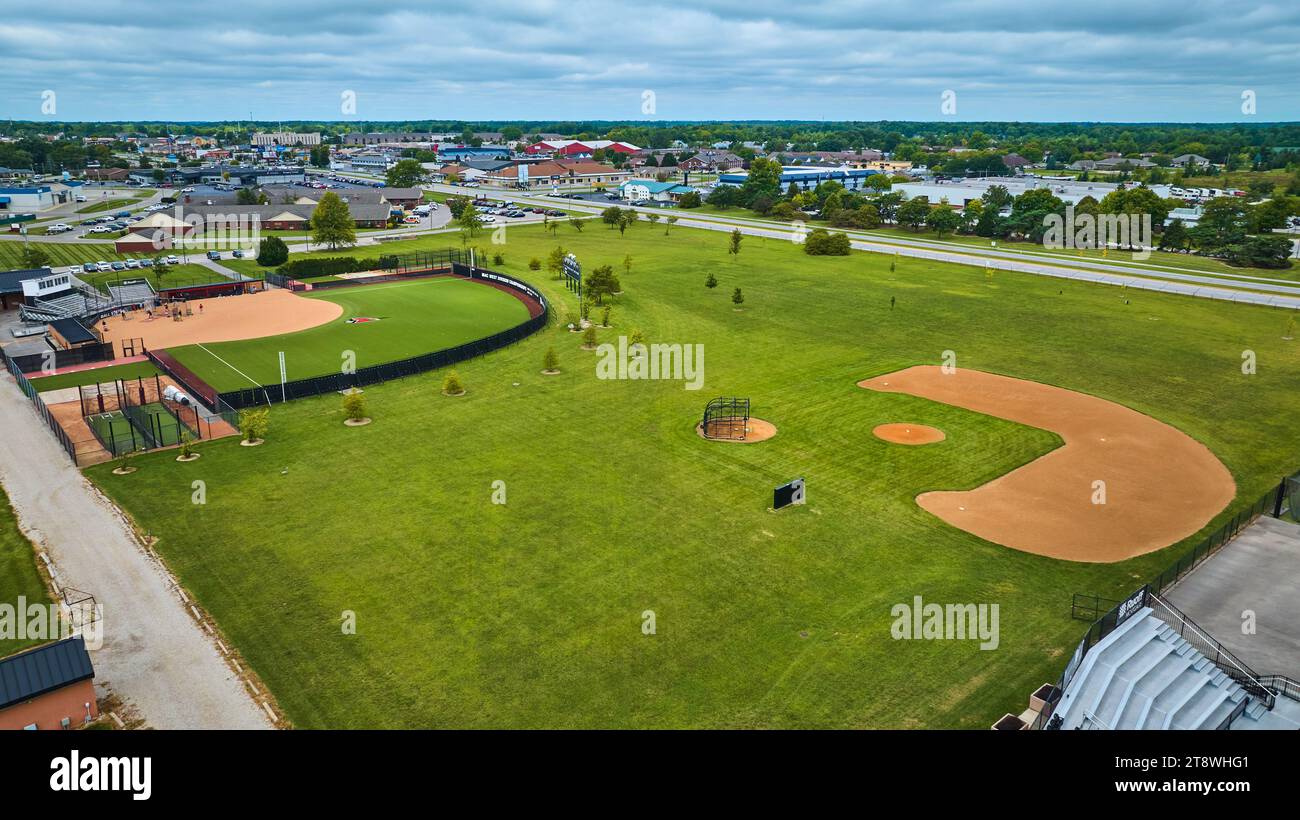 Antenne complexe Varsity Softball avec des joueurs pratiquant sur le terrain et dans des bâtiments éloignés, Muncie, IN Banque D'Images