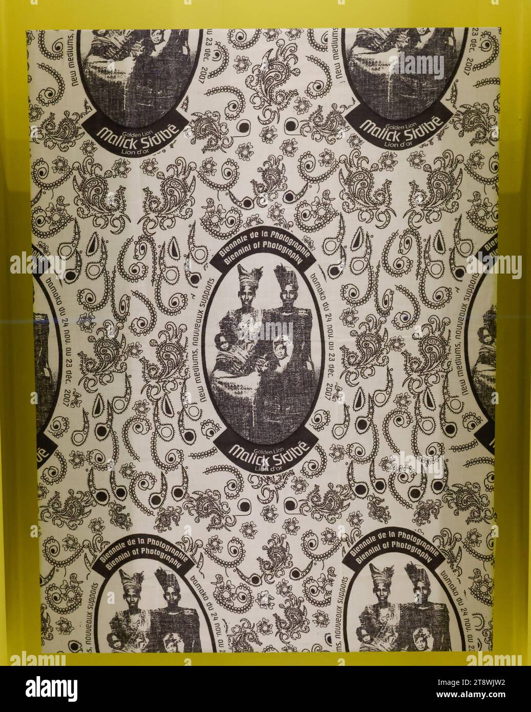 FANTAISIE : EXPOSITION COMMÉMORATIVE DE TISSUS EN AFRIQUE AU MUSÉE DU QUAI BRANLY PARIS Banque D'Images