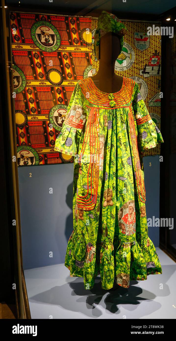 FANTAISIE : EXPOSITION COMMÉMORATIVE DE TISSUS EN AFRIQUE AU MUSÉE DU QUAI BRANLY PARIS Banque D'Images