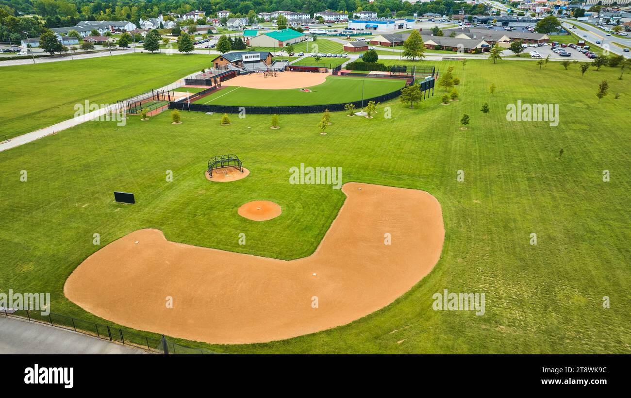 Antenne Varsity Softball Complex avec terrain d'entraînement et bâtiments éloignés, Muncie, IN Banque D'Images