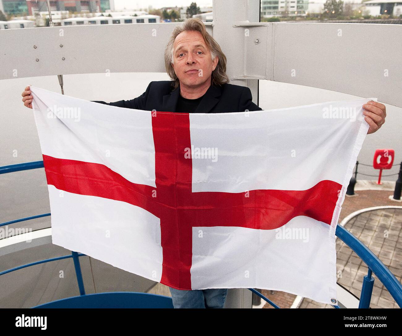 L'acteur et comédien Rik Mayall à Salford Quays pour promouvoir sa chanson de coupe du monde. Banque D'Images