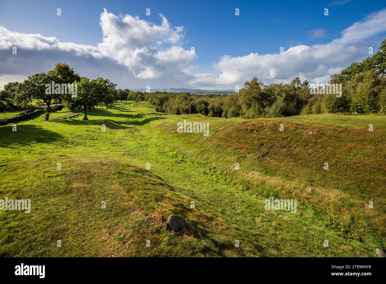 Le chemin du mur romain Antonin et le fossé défensif près du fort Rough Castle, Falkirk, Stirling, Écosse Banque D'Images