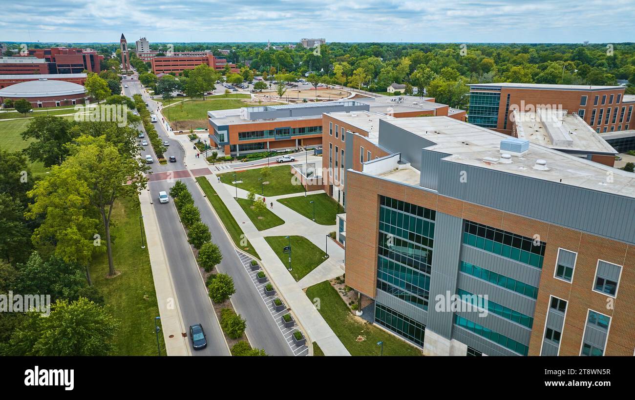 Route principale menant au campus à l'antenne Muncie Indiana de ball State University Banque D'Images