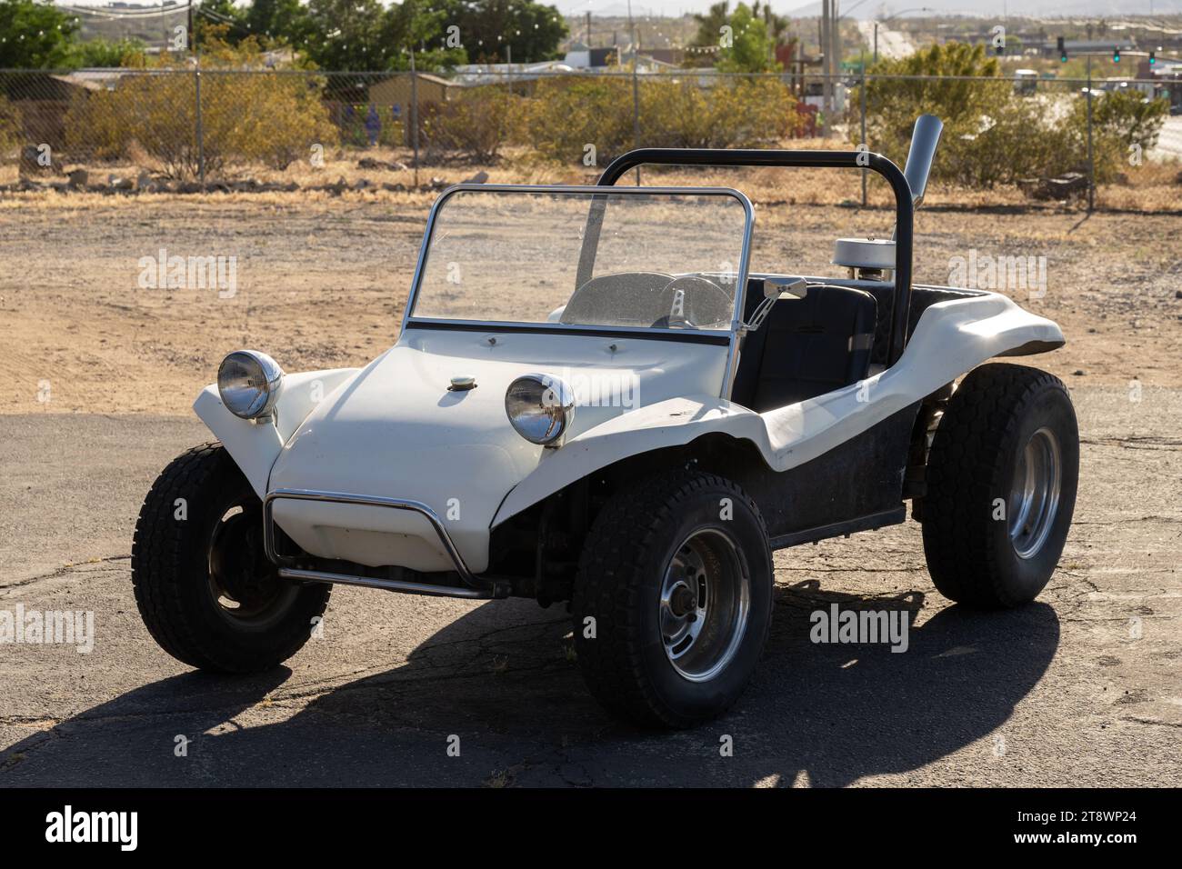 Une voiture décapotable blanche vintage garée dans le désert de Mojave le long de la U.S. route 66, en Californie Banque D'Images