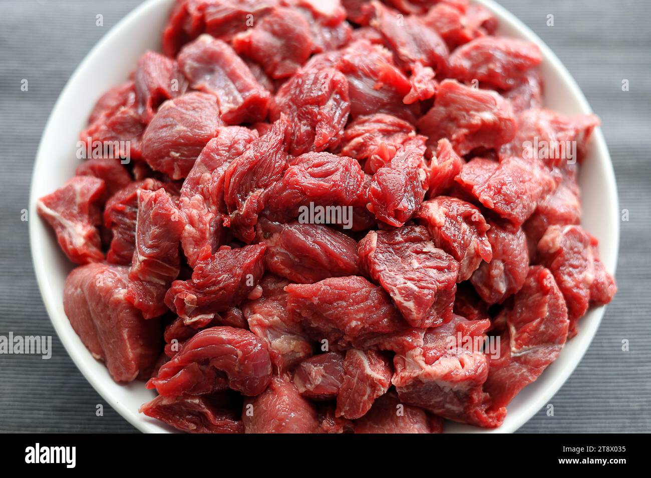 Bœuf frais, cru, coupé en morceaux, préparé pour le goulash Banque D'Images