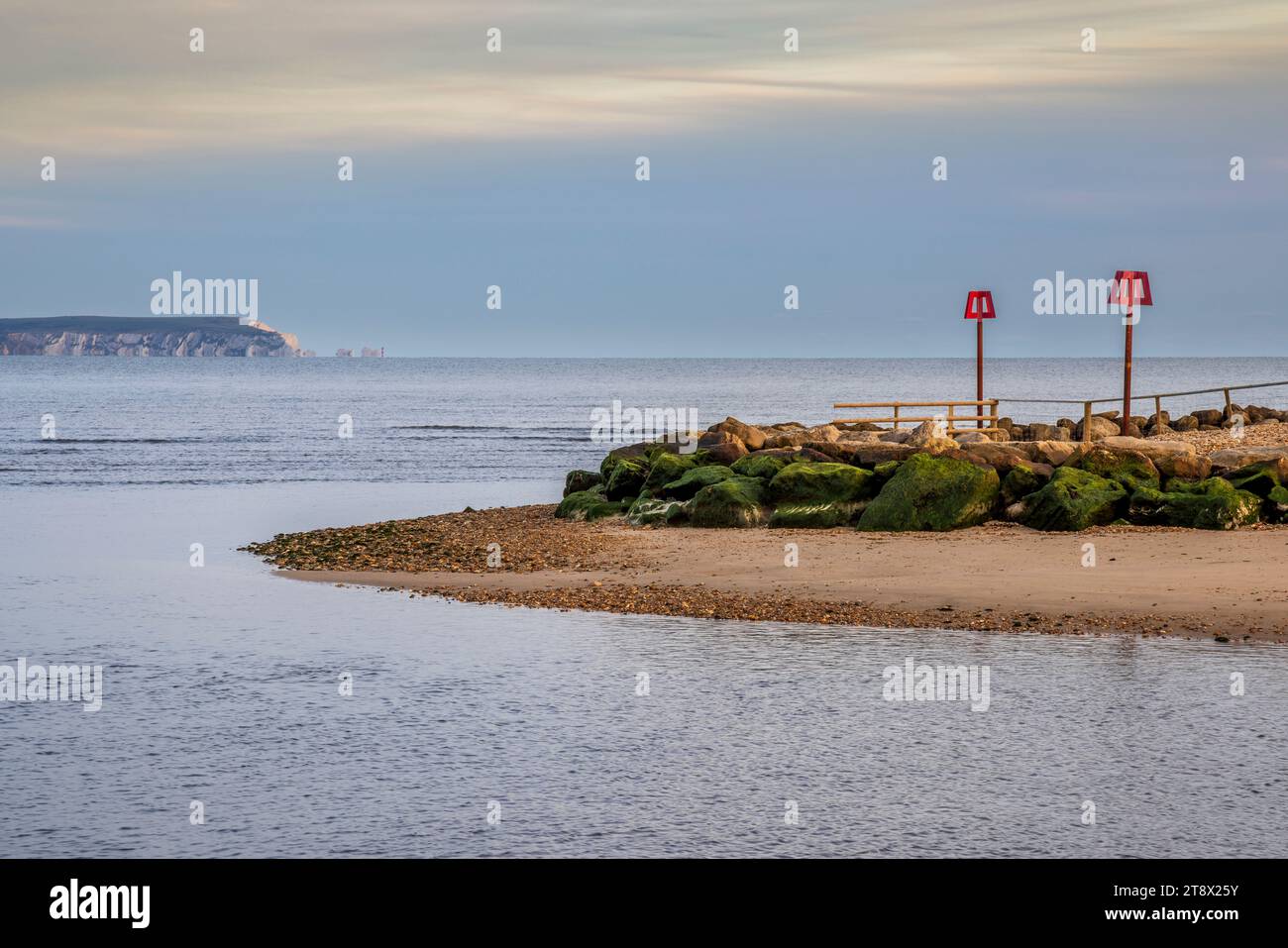 En face de l'entrée du port de Christchurch aux Needles sur l'île de Wight, Dorset, Angleterre Banque D'Images