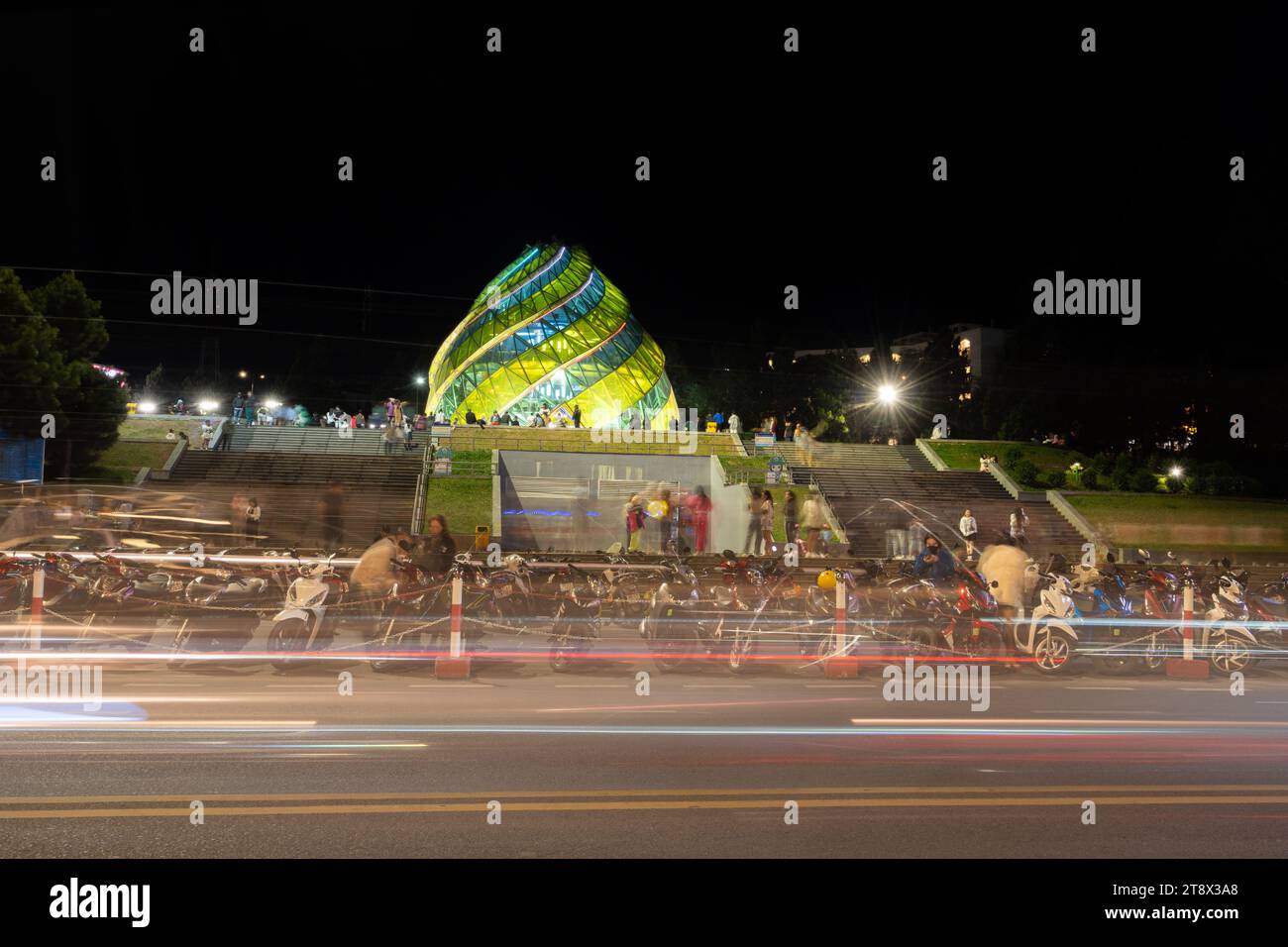 Da Lat ville, Vietnam - 11 novembre 2023 : vue des touristes profiter autour de Dalat Opera House la nuit, emblématique dans la ville de Da Lat à la place Lam Vien à la rive de Banque D'Images