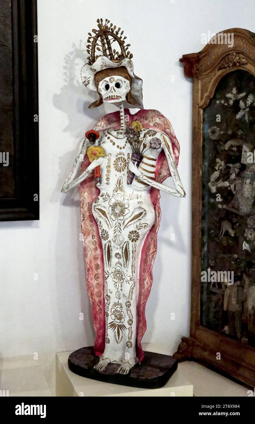 Catrina (le crâne de Dapper). 20e cent. Figure traditionnelle du jour des morts au Mexique. Céramique polychromée, Mepetec. Mexique. Banque D'Images