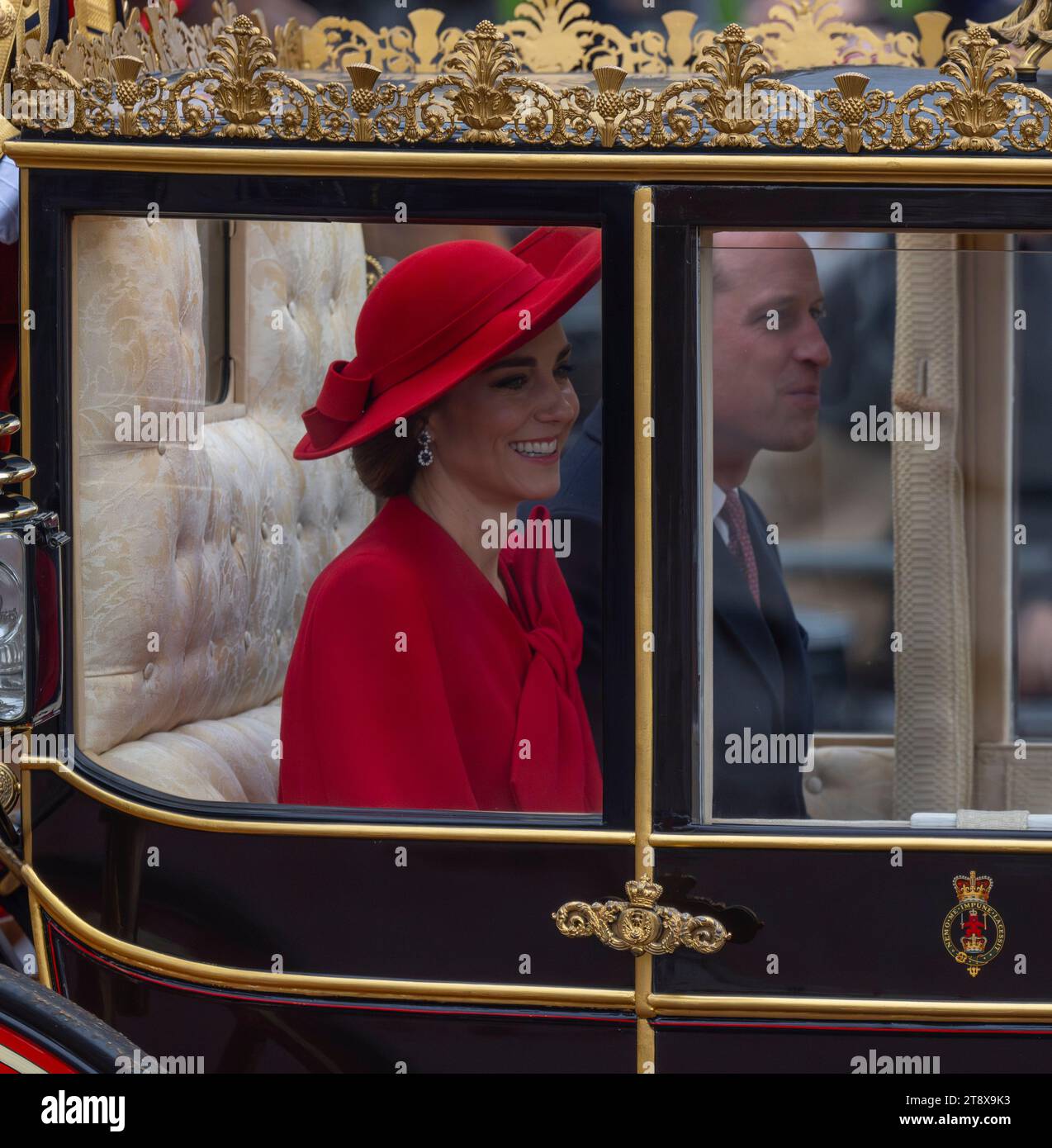 Londres, Royaume-Uni. 21 novembre 2023. Le président de la République de Corée, Yoon Suk Yeol, et la première dame arrivent au palais de Buckingham le long du Mall au début de sa visite d’État au Royaume-Uni accompagnés par le roi Charles III, la reine Camilla et le prince et la princesse de Galles (photo) en procession. Crédit : Malcolm Park/Alamy Live News Banque D'Images