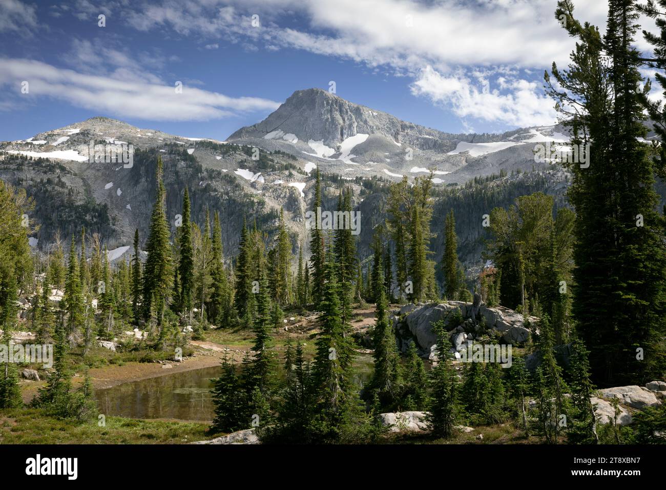 OR02638-00....OREGON - petite montagne tarn et Eagle Cap au loin, Eagle Cap Wilderness, forêt nationale de Wallowa-Whitman. Banque D'Images
