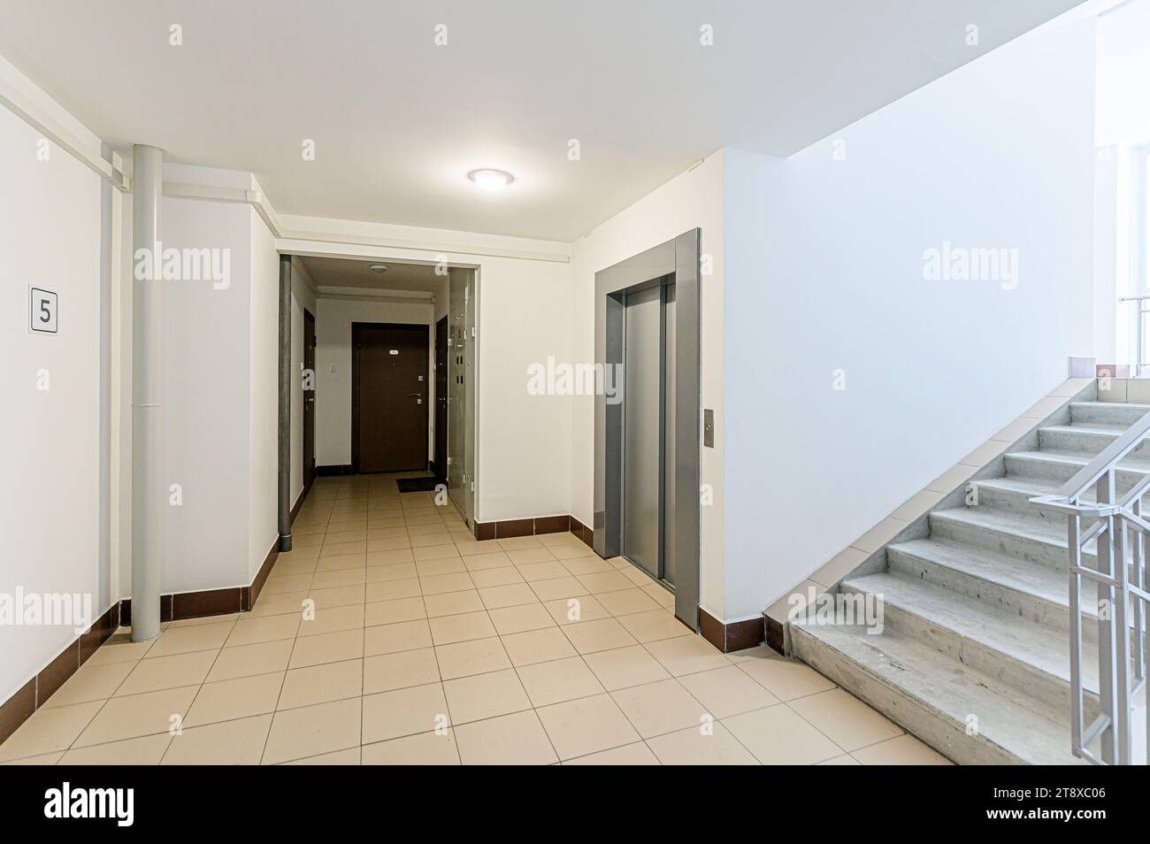 intérieur appartement lieu public, entrée de la maison. portes, murs, couloirs d'escalier Banque D'Images