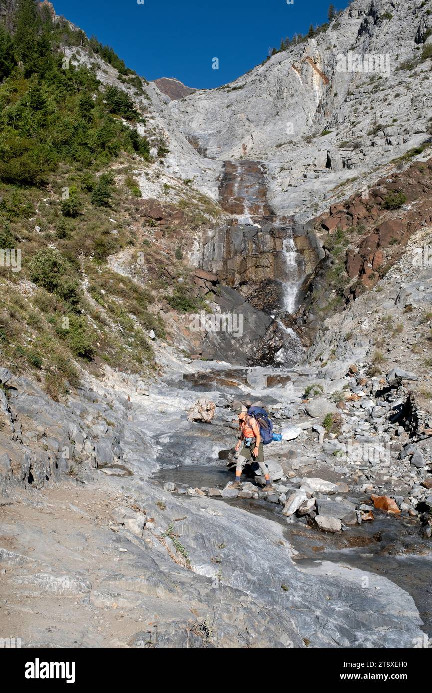 OR02679-00....OREGON - Femme en randonnée sur le sentier Hurricane #1807 dans la nature sauvage Eagle Cap, forêt nationale Wallowa-Whitman. MR# S1 Banque D'Images