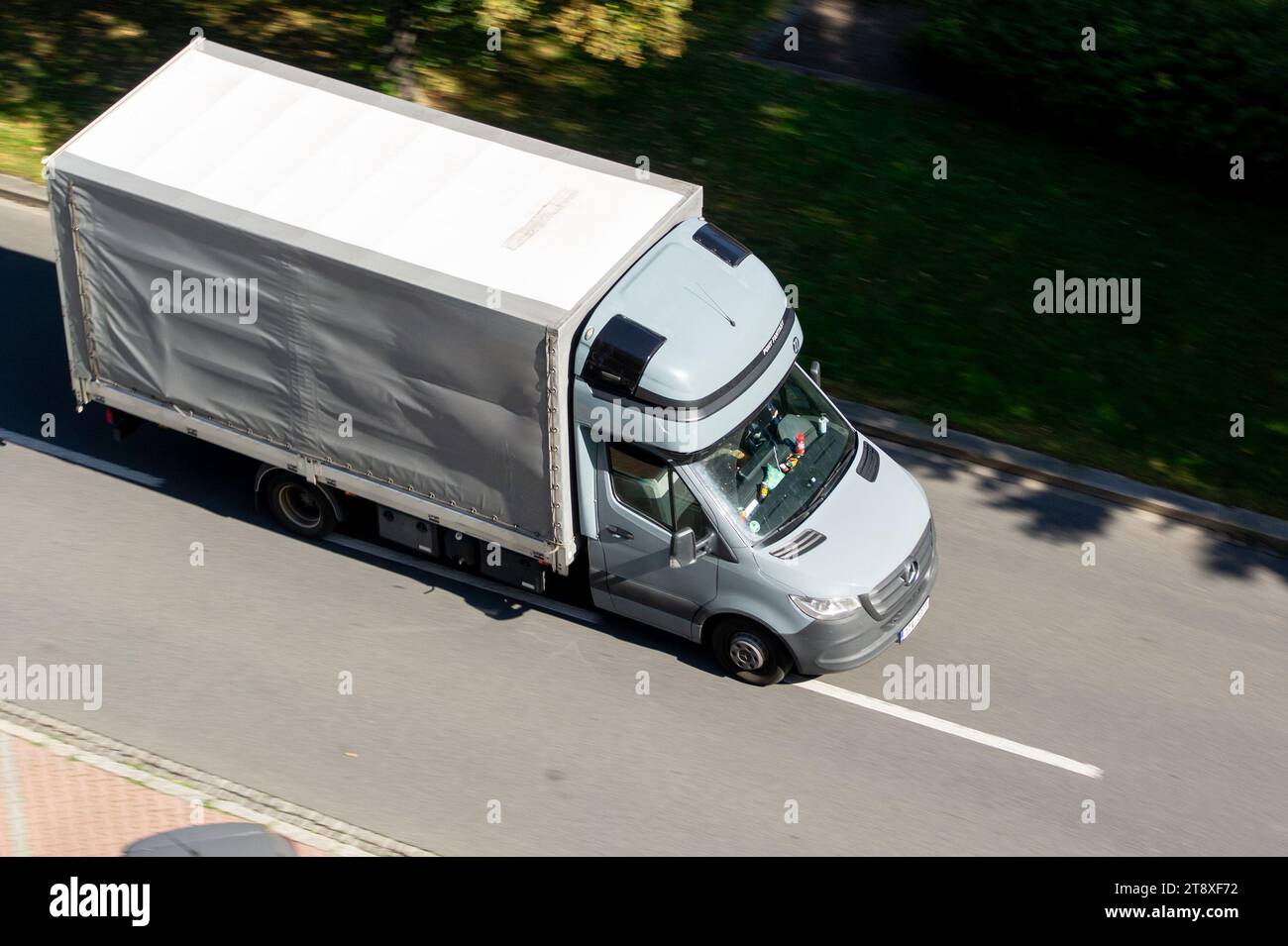 OSTRAVA, RÉPUBLIQUE TCHÈQUE - 24 AOÛT 2023 : camion de livraison Mercedes-Benz Sprinter avec effet de flou de mouvement Banque D'Images