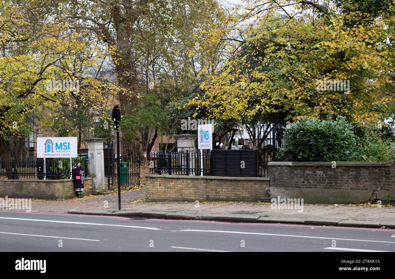 Londres, Royaume-Uni. 21 novembre 2023. Quatre militantes du Centre pour femmes enceintes priaient devant la clinique MSI reproductive Choices à Brixton Hill. Selon MSI reproductive Choices, le principal fournisseur d'avortement au Royaume-Uni, les services dans tout le pays sont toujours en proie à des protestations depuis que le Parlement a voté en faveur. Le service d'avortement, qui compte plus de 60 cliniques à travers l'Angleterre, avertit les femmes et le personnel de lutter régulièrement contre les abus et le harcèlement. (Image de crédit : © Velar Grant/ZUMA Press Wire) USAGE ÉDITORIAL SEULEMENT! Non destiné à UN USAGE commercial ! Crédit : ZUMA Press, Inc./Alamy Live News Banque D'Images