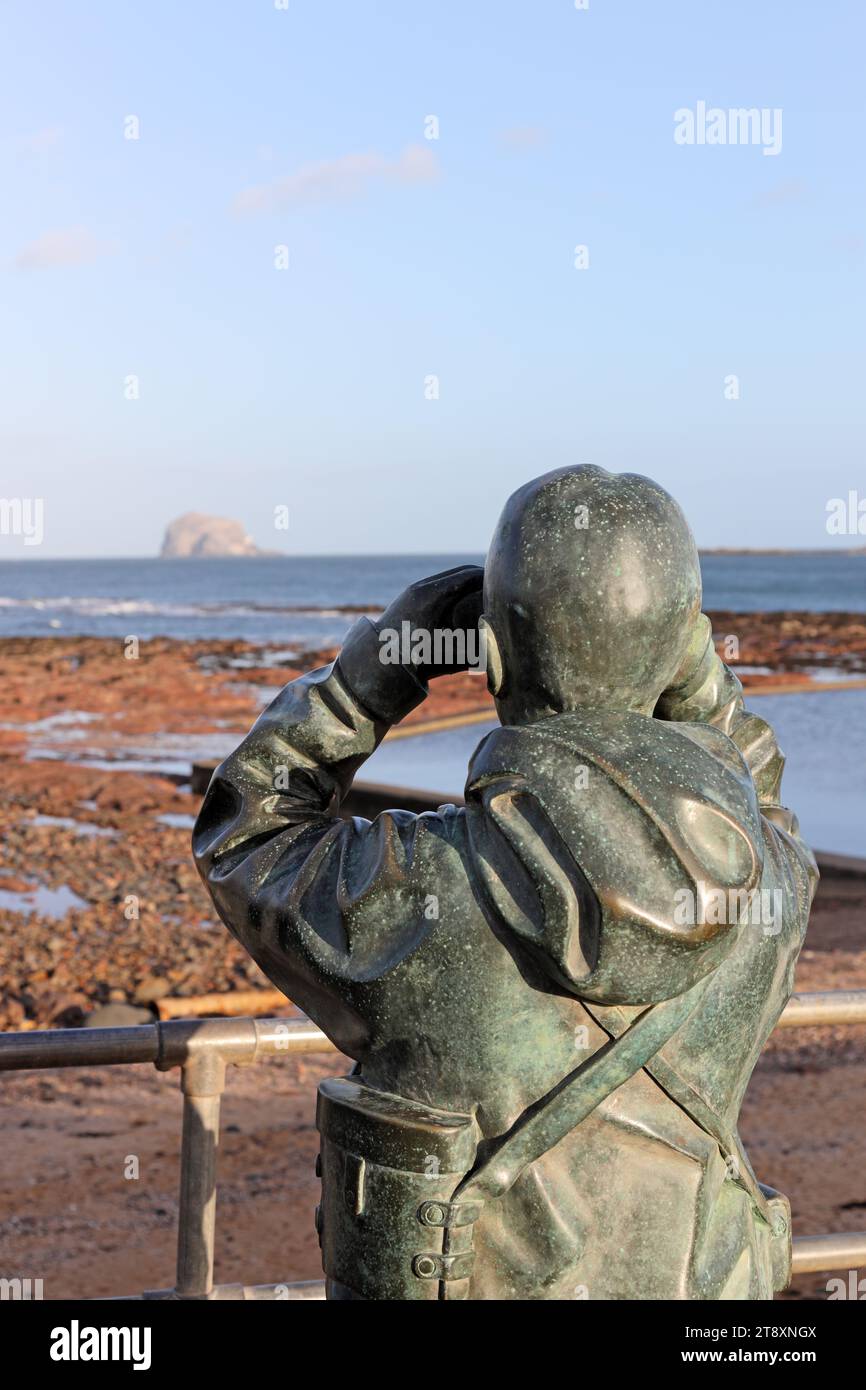 The Watcher, une statue de bronze de Kenny Hunter au Scottish Seabird Centre, North Berwick, East Lothian, Écosse, Royaume-Uni Banque D'Images