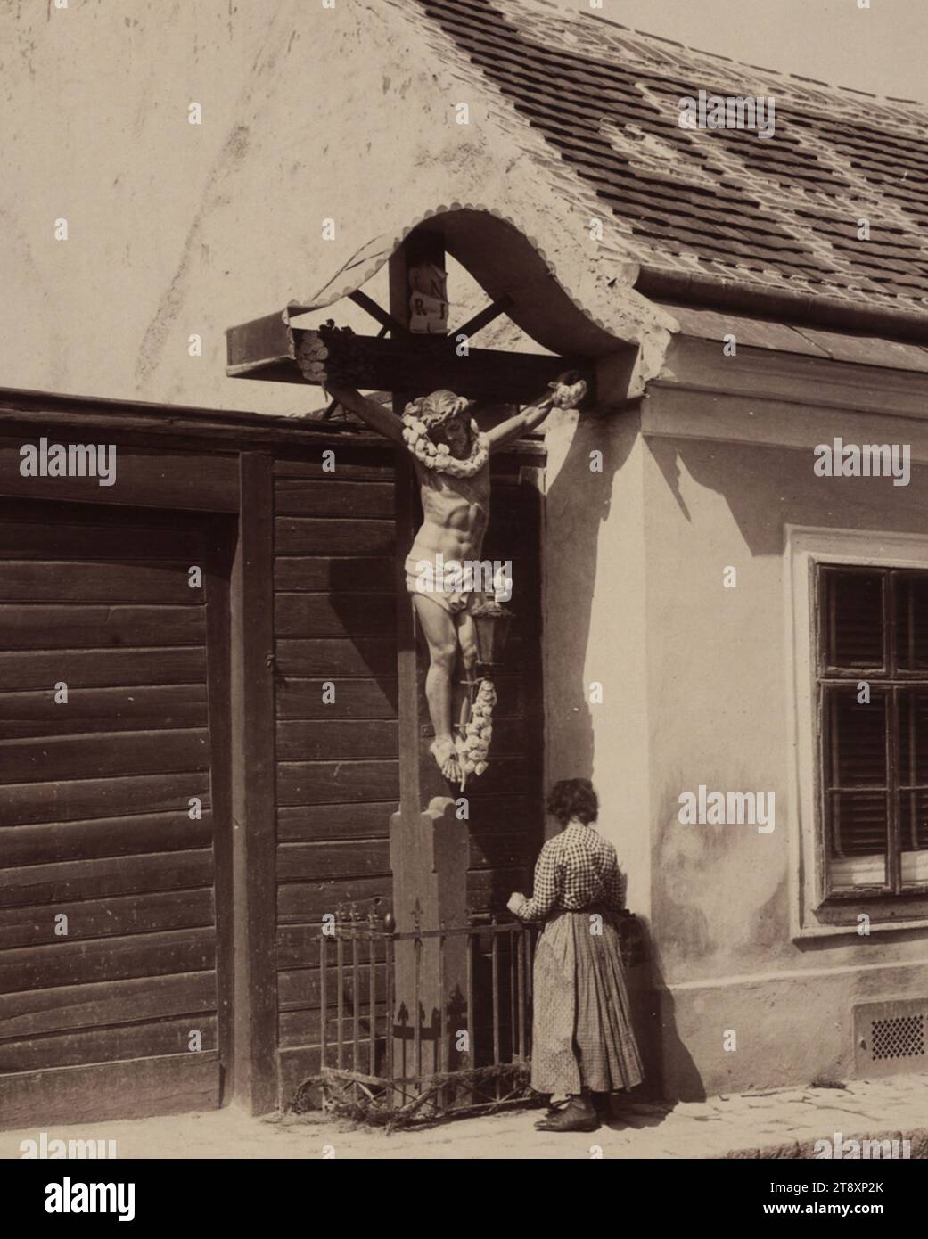 11e, Kopalgasse 29 - crucifix, August Stauda (1861-1928), photographe, daté vers 1903, support, papier albumen, panneau de support 42×32 cm, taille de l'image 27, 4×22 cm, inscription, barre de texte u. : 1244. Vienne, XI Kopalgasse 29th A. Stauda, IV Schleifmühlg. 5e, architecture, 11e arrondissement : mijotant, croix d'autel, crucifix, fleurs., la collection Vienne Banque D'Images