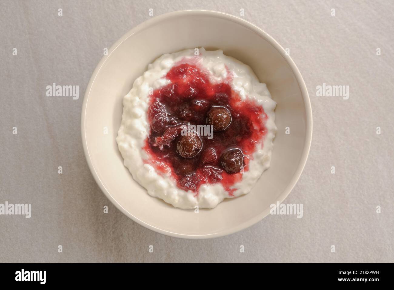 Risalamande, le dessert danois est un pudding de riz à la vanille, aux amandes et à la crème fouettée, et il est généralement servi avec une sauce chaude aux cerises. Banque D'Images
