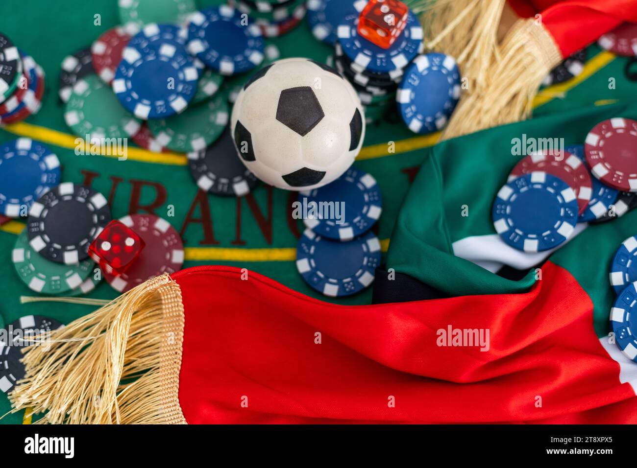 jetons de poker, drapeau emirates sur table de blackjack Banque D'Images