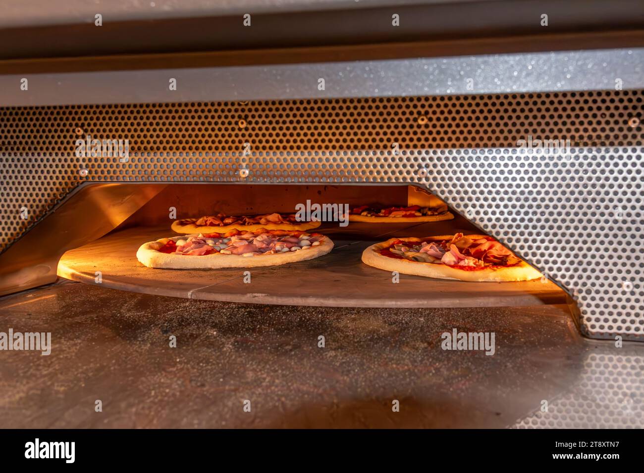 Four à pizza électrique professionnel moderne avec plateau rotatif pour une cuisson optimale Banque D'Images