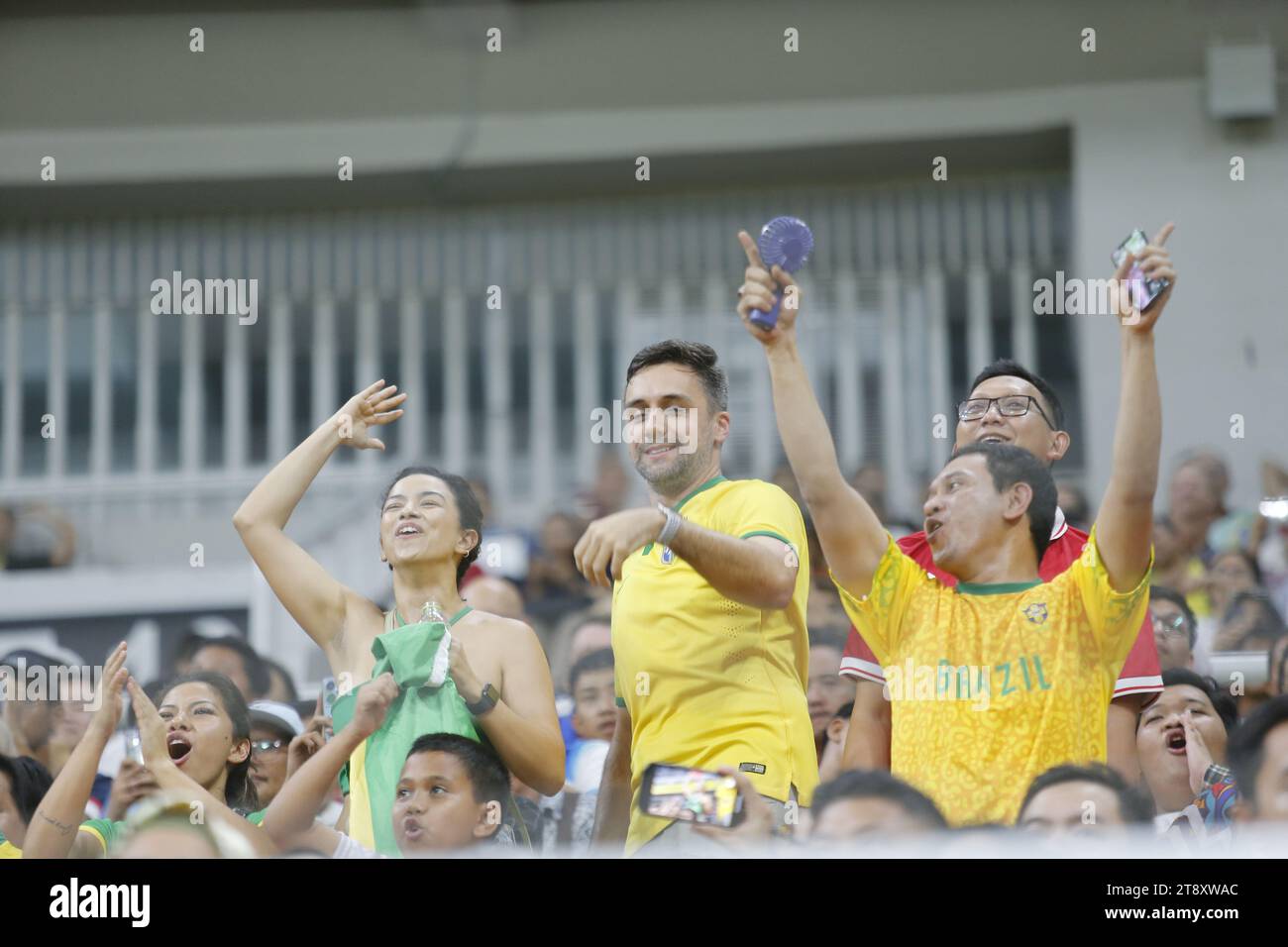 Les supporters du Brésil soutiennent leur équipe nationale contre l'Angleterre lors de la coupe du monde U-17 Indonésie 2023 au Jakarta International Stadium, le 17 2023 novembre Banque D'Images