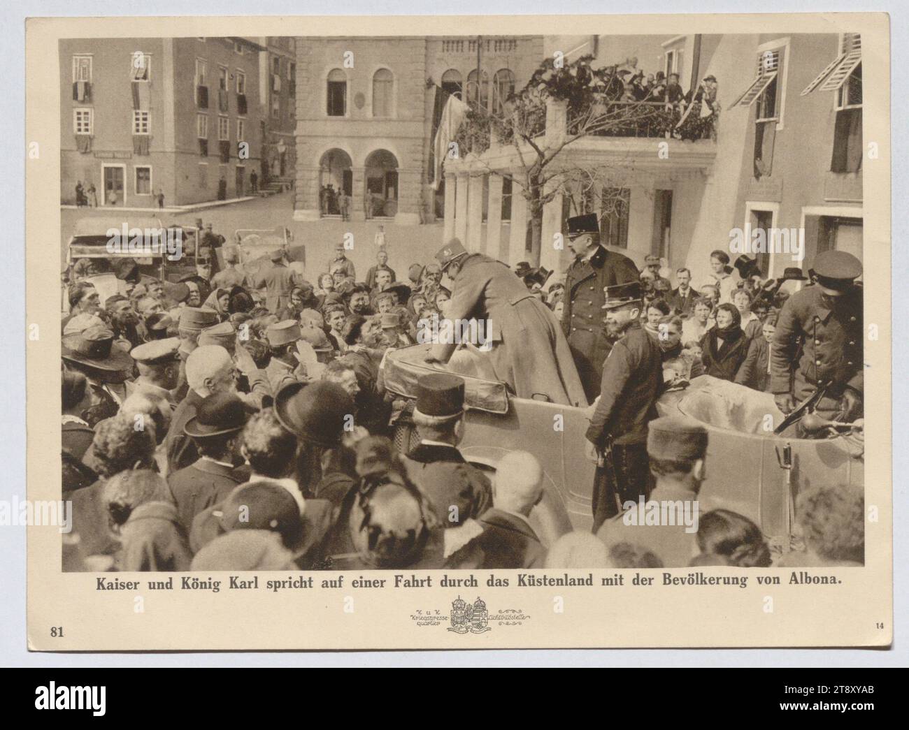 N° 81 d'une série de scènes de guerre: "L'empereur et le roi Charles parlent au peuple d'Alboa en conduisant à travers le pays côtier", Lichtbildstelle des Kriegspressequaters (1914-1918), éditeur, 1918, papier, tirage d'après photographie, hauteur 17, 6 cm, largeur 24 cm, Guerre mondiale 1, politique, guerre et événements de guerre, roi ; empereur, automobile, réunion, assemblée, avec les gens, l'homme, le dirigeant, souverain, la collection Vienne Banque D'Images