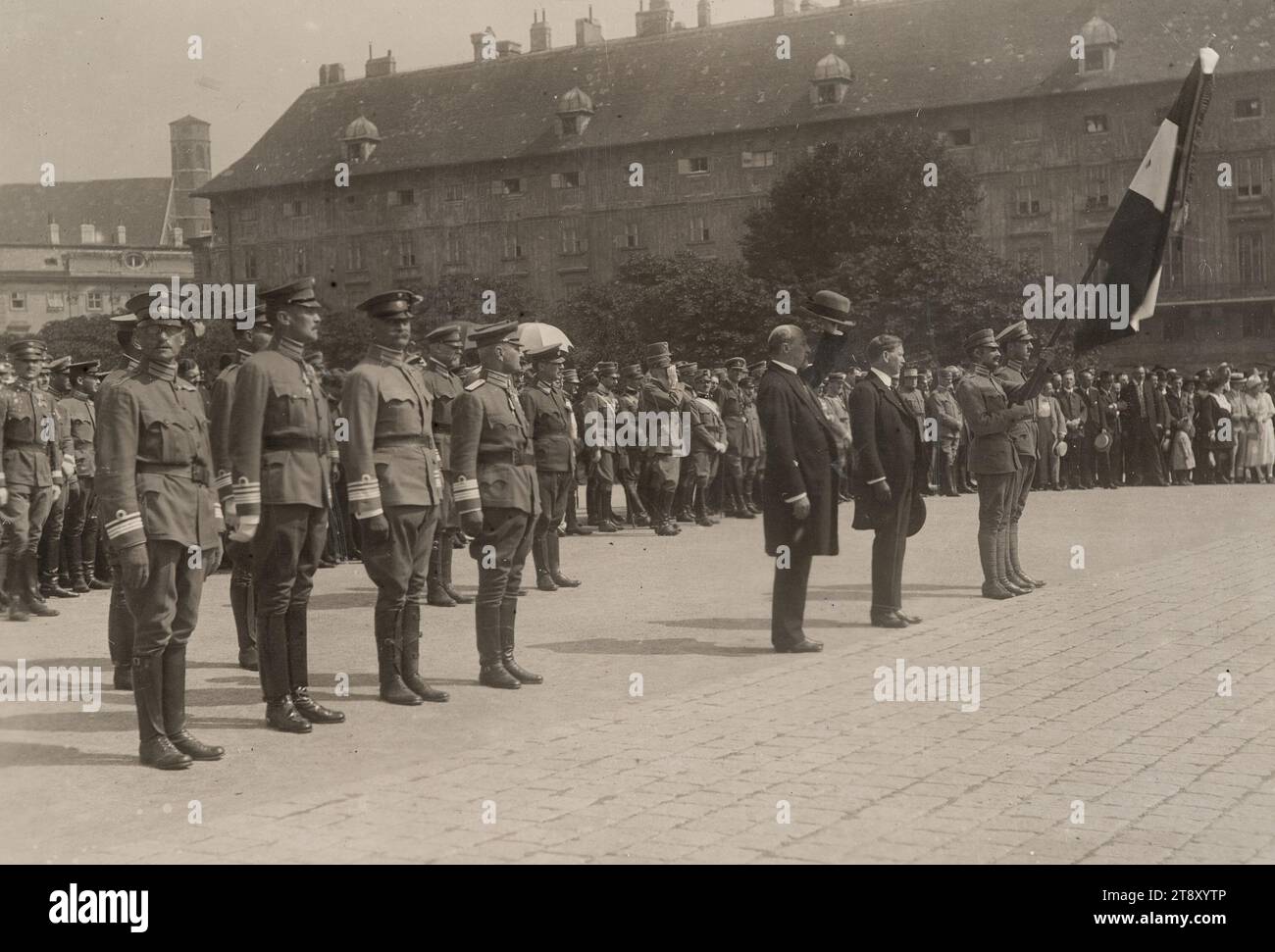 Prestation de serment, remise du drapeau et défilé de la nouvelle armée autrichienne, Richard Hauffe (1878-1933), photographe, 15.07.1920, photographie, militaire, la première République, 1e district : Innere Stadt, Hofburg, le soldat ; la vie du soldat, Heldenplatz, la collection Vienne Banque D'Images