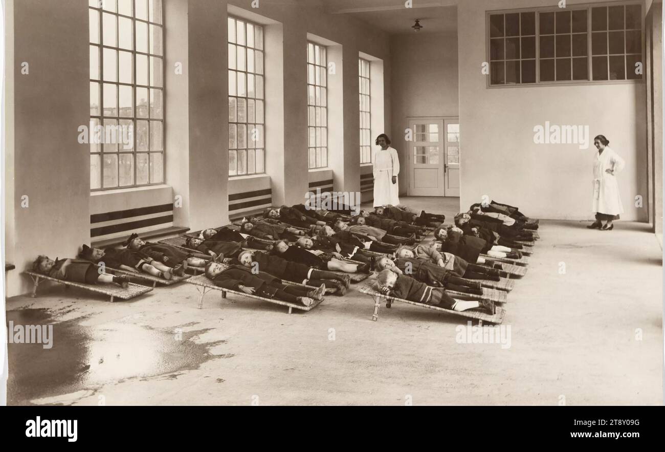 10e, Waldmüllerpark 1 - jardin d'enfants municipal - vue intérieure - enfants dans le hall couché, inconnu, Date autour de 1926, papier argenté gélatine, hauteur×largeur 36, 8×58 cm, Vienne Rouge, enfance, protection sociale, 10e arrondissement : Favoriten, école maternelle, jardins publics, parc, Waldmüllerpark, collection de Vienne Banque D'Images