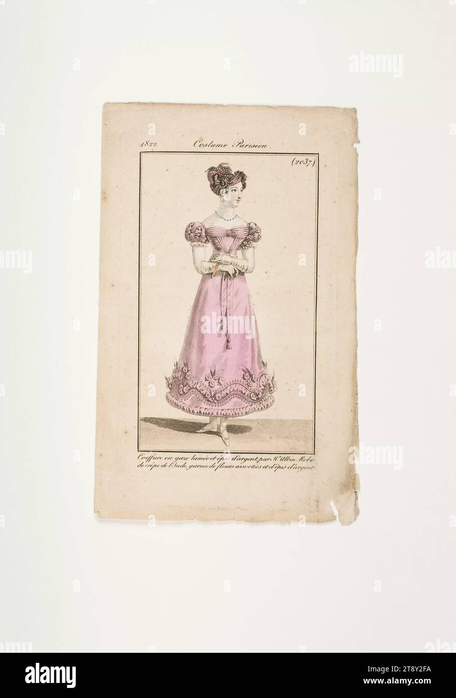 Photo de mode : 'Dame française avec coiffure festive et grande robe (boule)'. Coiffure et grande (boule) toilette', Inconnu, 1822, papier, colorisé, gravure sur cuivre, hauteur 21, 5 cm, largeur 13, 5 cm, assiette taille 15, 5×9, 2 cm, mode, bourgeoisie, Biedermeier, danse, fêtes publiques et célébrations, costumes, vie nocturne, assiettes de mode, casque, robe, robe : robe de bal, vêtements pour les occasions officielles, femme, robe, robe, la collection Vienne Banque D'Images