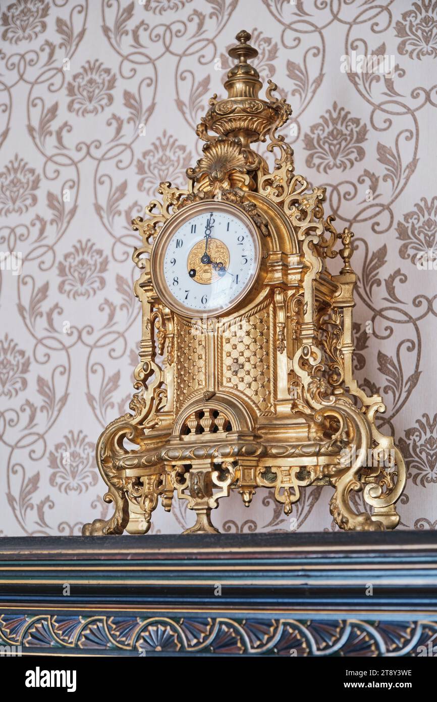 Horloge de cheminée vintage de style baroque, 19e siècle. Luxueux boîtier en bronze coulé martelé avec dorure originale. Banque D'Images
