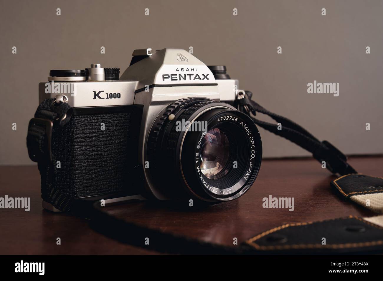 Caméra Asahi Pentax K-1000 sur une table en bois. Lahti, Finlande. 29 octobre 2023. Banque D'Images
