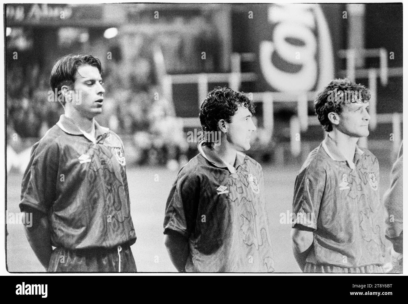 Kit Symons, Dean Saunders et Mark Hughes pendant les hymnes. Coupe du monde de la FIFA 1994 qualification Groupe 4 – pays de Galles contre RCS (Tchécoslovaquie alias représentation des Tchèques et des Slovaques) au Cardiff Arms Park, pays de Galles, Royaume-Uni, le 8 septembre 1993. Une victoire pour le pays de Galles dans ce match garantirait presque la qualification avec 2 matchs de groupe restants. Ils ont mené 2-1 mais ont concédé un but de coup franc tardif de Peter Dubovský et le match s'est terminé 2-2. Photo : Rob Watkins Banque D'Images