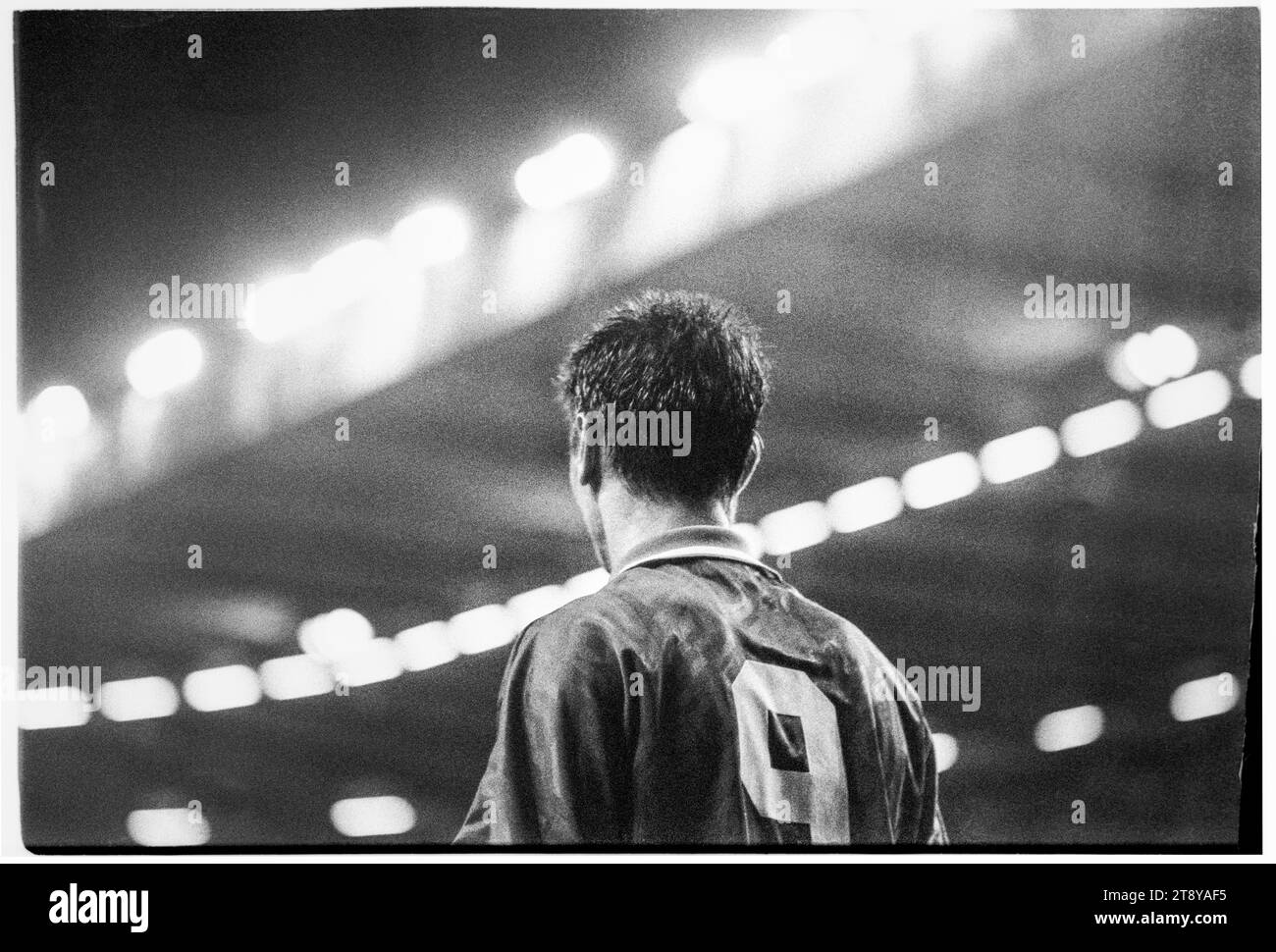 Ian Rush, joueur de légende des buts gallois, en action. Coupe du monde de la FIFA 1994 qualification Groupe 4 – pays de Galles contre RCS (Tchécoslovaquie alias représentation des Tchèques et des Slovaques) au Cardiff Arms Park, pays de Galles, Royaume-Uni, le 8 septembre 1993. Une victoire pour le pays de Galles dans ce match garantirait presque la qualification avec 2 matchs de groupe restants. Ils ont mené 2-1 mais ont concédé un but de coup franc tardif de Peter Dubovský et le match s'est terminé 2-2. Photo : Rob Watkins Banque D'Images