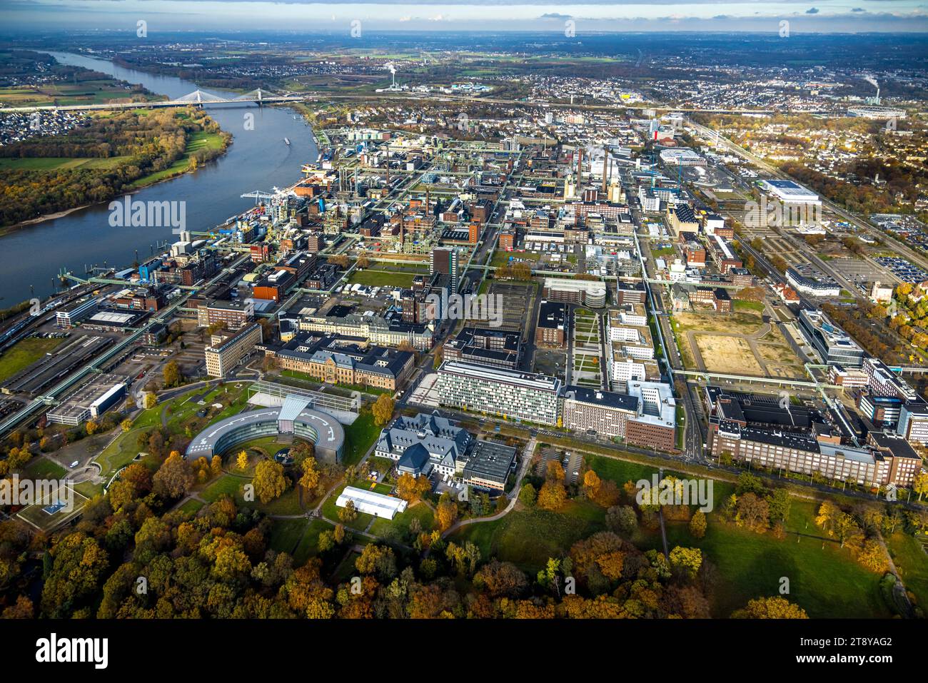 Luftbild, Chempark Leverkusen Chemiepark ehemals Bayerwerk am Fluss Rhein, Industrieanlage, halbrundes Gebäude der Konzernzentrale Bayer AG, Bayer Kasino, Himmel und Fernsicht, umgeben von herbstlichen Laubbäumen, Wiesdorf, Leverkusen, Rheinland, Nordrhein-Westfalen, Deutschland ACHTUNGxMINDESTHONORARx60xEURO *** vue aérienne, Chempark Leverkusen parc chimique ancienne usine Bayer sur le Rhin, usine industrielle, bâtiment semi-circulaire du siège de Bayer AG, casino Bayer, vue aérienne et lointaine, entouré d'arbres décidus automnaux, Wiesdorf, Leverkusen, Rhénanie du Nord-Westphal Banque D'Images