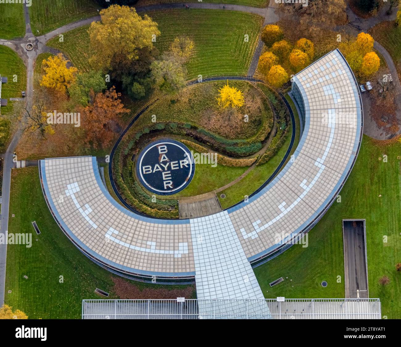 Luftbild, halbrundes Gebäude der Konzernzentrale Bayer AG im Chempark, Bayer Kreuz-logo in einer Gartenanlage, Wiesdorf, Leverkusen, Rheinland, Rhénanie-du-Nord-Westphalie, Deutschland ACHTUNGxMINDESTHONORARx60xEURO *** vue aérienne, bâtiment semi-circulaire du siège social de Bayer AG dans le Chempark, logo Bayer Cross dans un jardin, Wiesdorf, Leverkusen, Rhénanie du Nord-Westphalie, Allemagne ATTENTIONxMINDESTHONORARx60xEURO crédit : Imago/Alamy Live News Banque D'Images