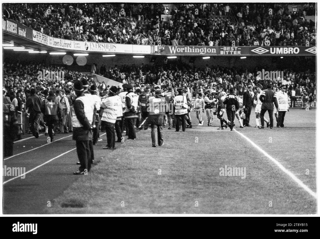 C'est la fin du match. Coupe du monde de la FIFA 1994 qualification Groupe 4 – pays de Galles contre RCS (Tchécoslovaquie alias représentation des Tchèques et des Slovaques) au Cardiff Arms Park, pays de Galles, Royaume-Uni, le 8 septembre 1993. Une victoire pour le pays de Galles dans ce match garantirait presque la qualification avec 2 matchs de groupe restants. Ils ont mené 2-1 mais ont concédé un but de coup franc tardif de Peter Dubovský et le match s'est terminé 2-2. Photo : Rob Watkins Banque D'Images