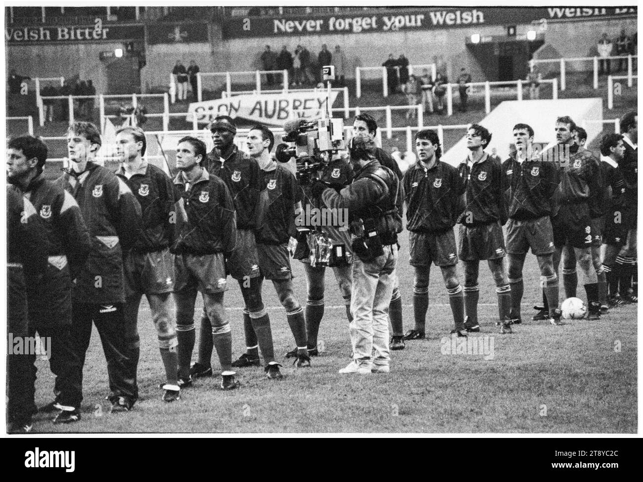 Toute la ligne Welsh Squad pour les hymnes au départ. Coupe du monde de la FIFA 1994 qualification Groupe 4 – pays de Galles contre Roumanie au Cardiff Arms Park, pays de Galles, Royaume-Uni, le 17 novembre 1993. Une victoire pour le pays de Galles dans ce dernier match de groupe confirmerait la qualification comme seul représentant du Royaume-Uni. À 64 minutes avec le score à 1-1, le pays de Galles a eu un penalty pour prendre la tête, mais le coup de pied spot de Paul Bodin a frappé la barre. Florin Raducioiu a marqué le vainqueur pour la Roumanie en 82 minutes et ils se sont qualifiés à la place. Photo : Rob Watkins Banque D'Images