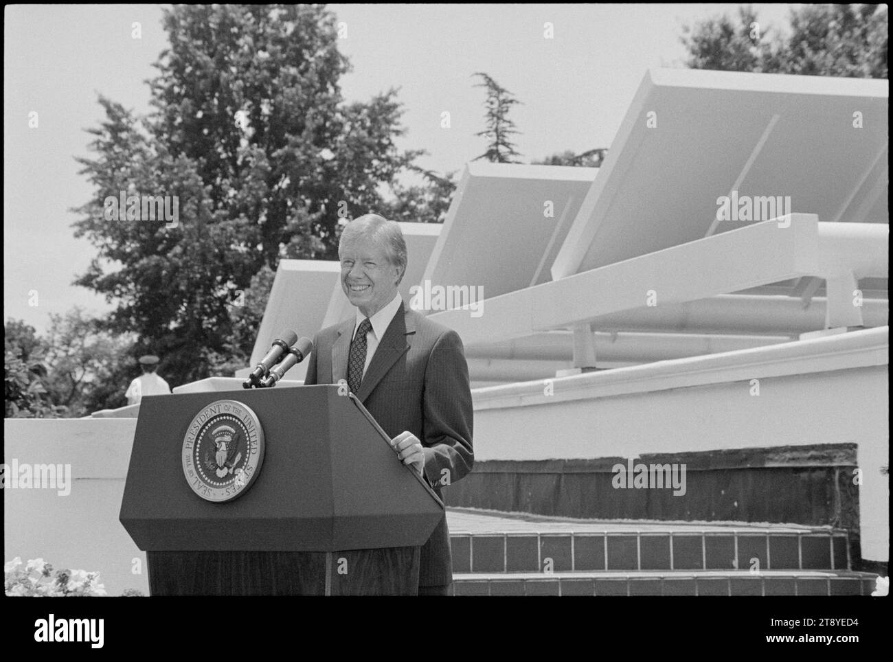 Le président Jimmy carter annonce la politique en matière d'énergie solaire lors d'un discours devant des panneaux solaires placés sur le toit de l'aile ouest de la Maison Blanche, Washington, District de Columbia, 6/20/1979. (Photo de Warren K Leffler/US News et World Report Magazine Collection Banque D'Images