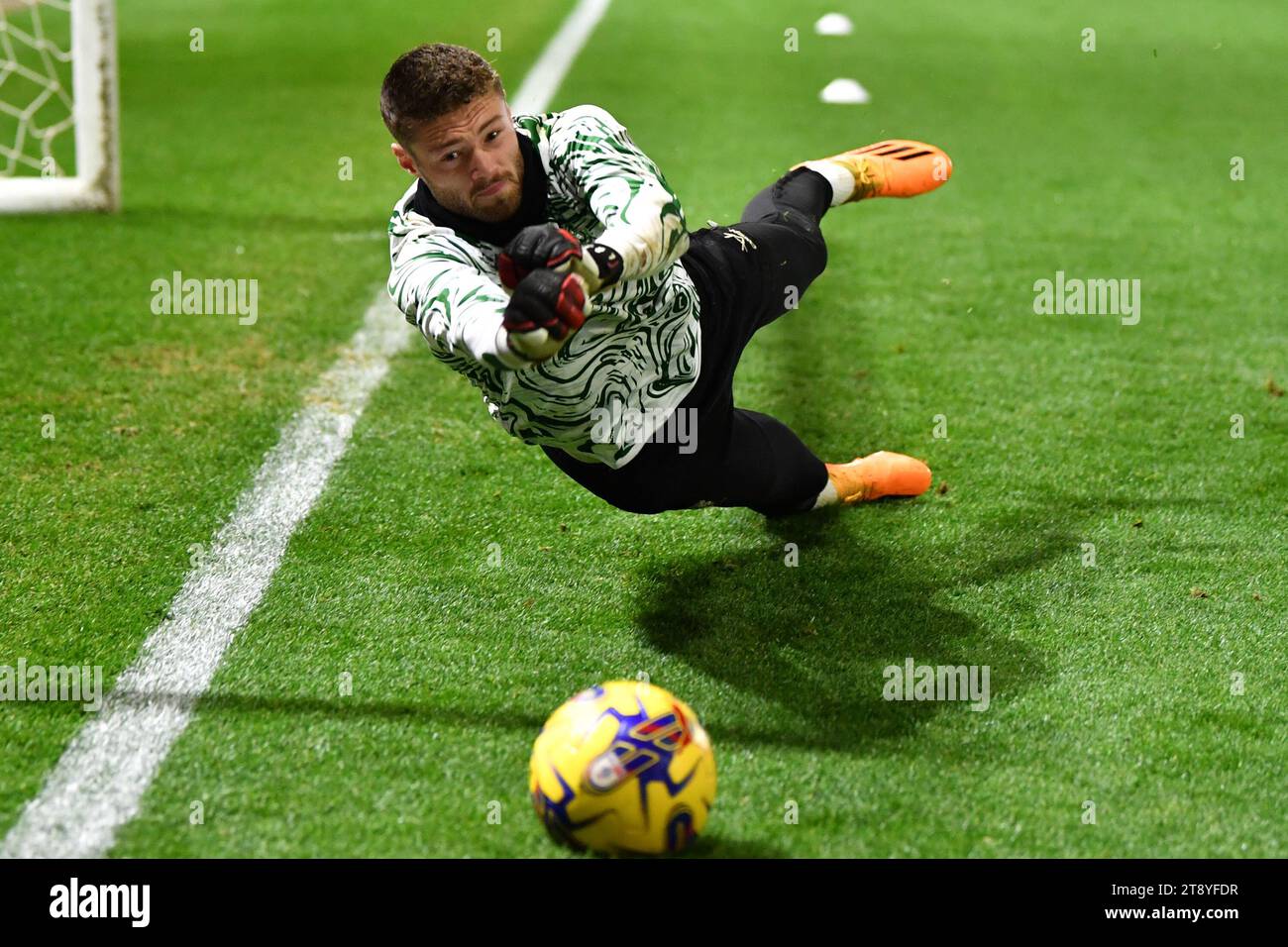 Londres, Angleterre, le 21 novembre 2023. Lincoln City se réchauffe avant le match EFL Sky Bet League 1 entre Leyton Orient et Lincoln à Brisbane Road, Londres, Angleterre, le 21 novembre 2023. Photo de Phil Hutchinson. Usage éditorial uniquement, licence requise pour un usage commercial. Aucune utilisation dans les Paris, les jeux ou les publications d'un seul club/ligue/joueur. Crédit : UK Sports pics Ltd/Alamy Live News Banque D'Images