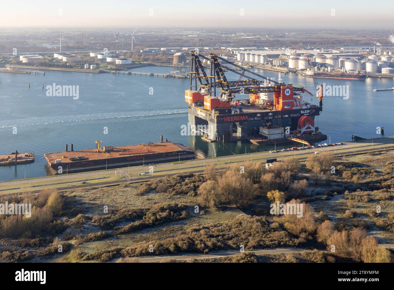 Maasvlakte Rotterdam, pays-Bas - 14 décembre 2022 : vue aérienne d'un navire de construction en eau profonde lourde et d'une grue Banque D'Images